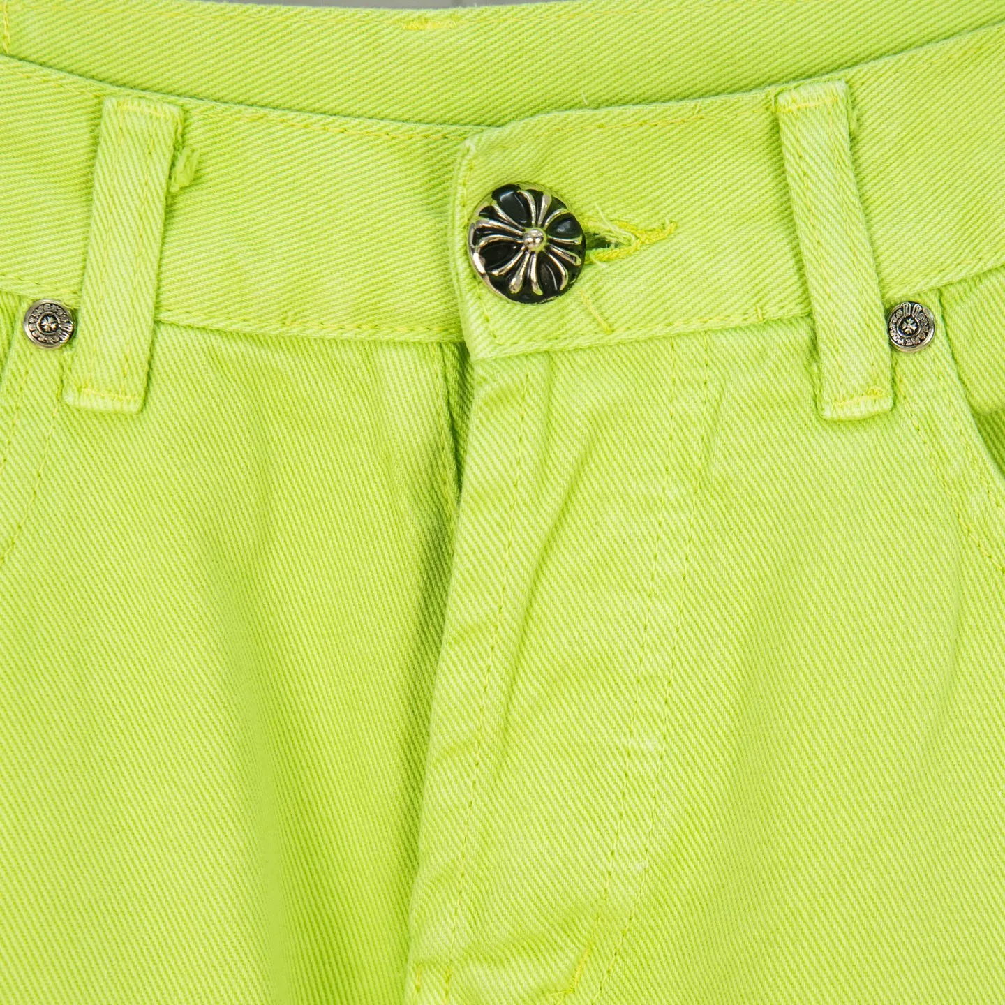 P250 Chrome Hearts dopamine green denim and black and yellow leather couple jeans are a hot trend this season and are sought after by countless celebrities and fashionistas. The neat details of the cutting process add color to the playful fashion! The neat and meticulous design, and the well-fitting structure is unique. The upper body not only has outstanding recognition, but also looks younger and younger. A style with the ultimate wearing meaning and performance, gorgeous color matching, and the craftsmanship of this style is also extremely extraordinary. After the finished product is washed, it is disassembled and hand-made with sheepskin cross leather and then spliced ​​together to complete. The whole piece has too many craftsmanship to describe. It is decorated with patchwork cross flowers and high-waisted washed jeans! ! Absolutely high-end luxury product, a god-level single product, a super popular product, made by top heavy industry, a magic weapon that cannot be missed to hit the streets. Style number: 1829# Size: 28 30 32 34 Color: green